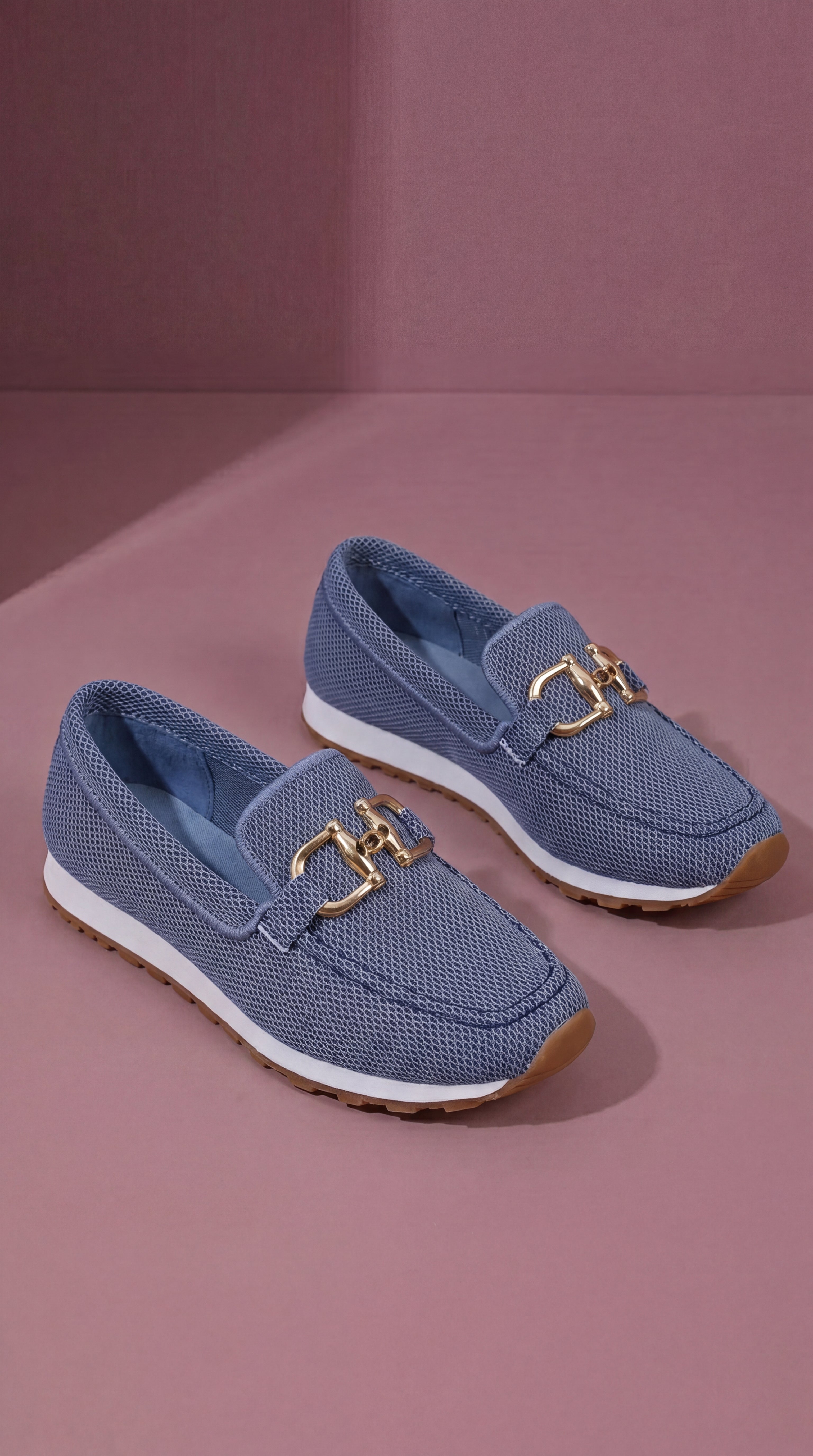 Casa Montiel / Mocasines Gris Perla con Detalle Dorado