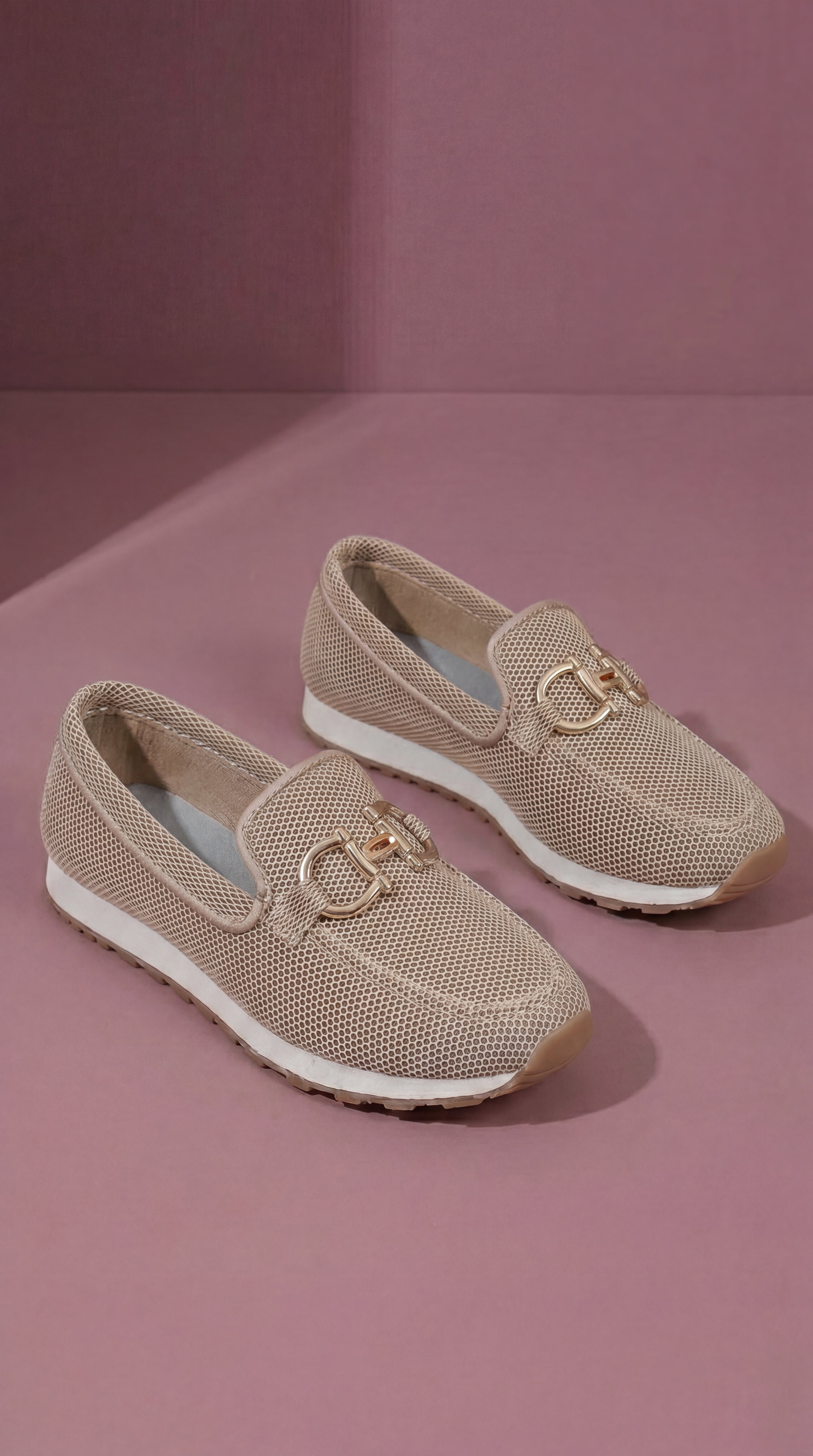 Casa Montiel / Mocasines Gris Perla con Detalle Dorado