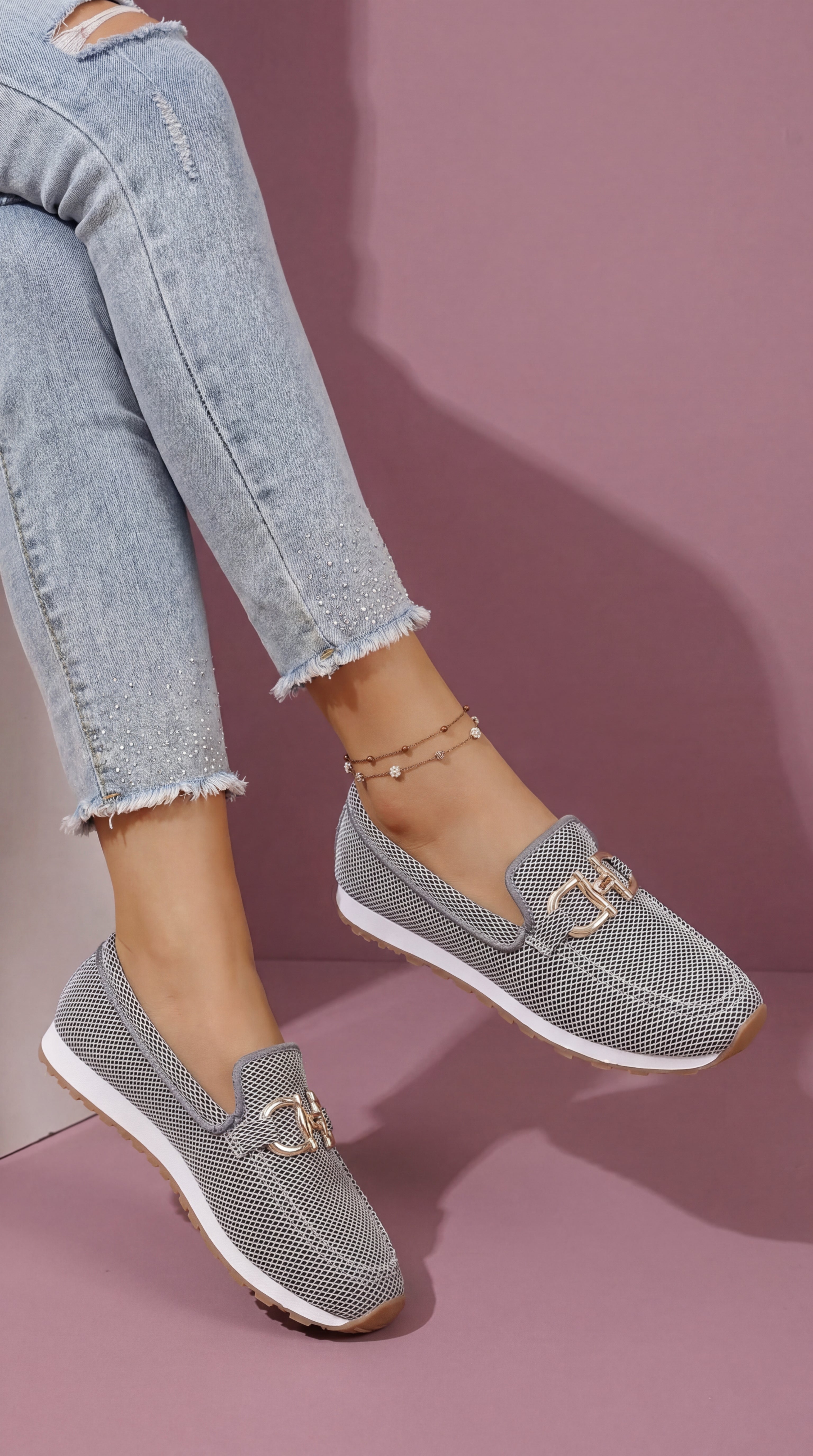 Casa Montiel / Mocasines Gris Perla con Detalle Dorado