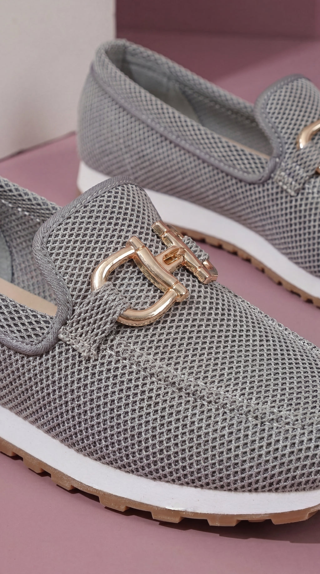Casa Montiel / Mocasines Gris Perla con Detalle Dorado