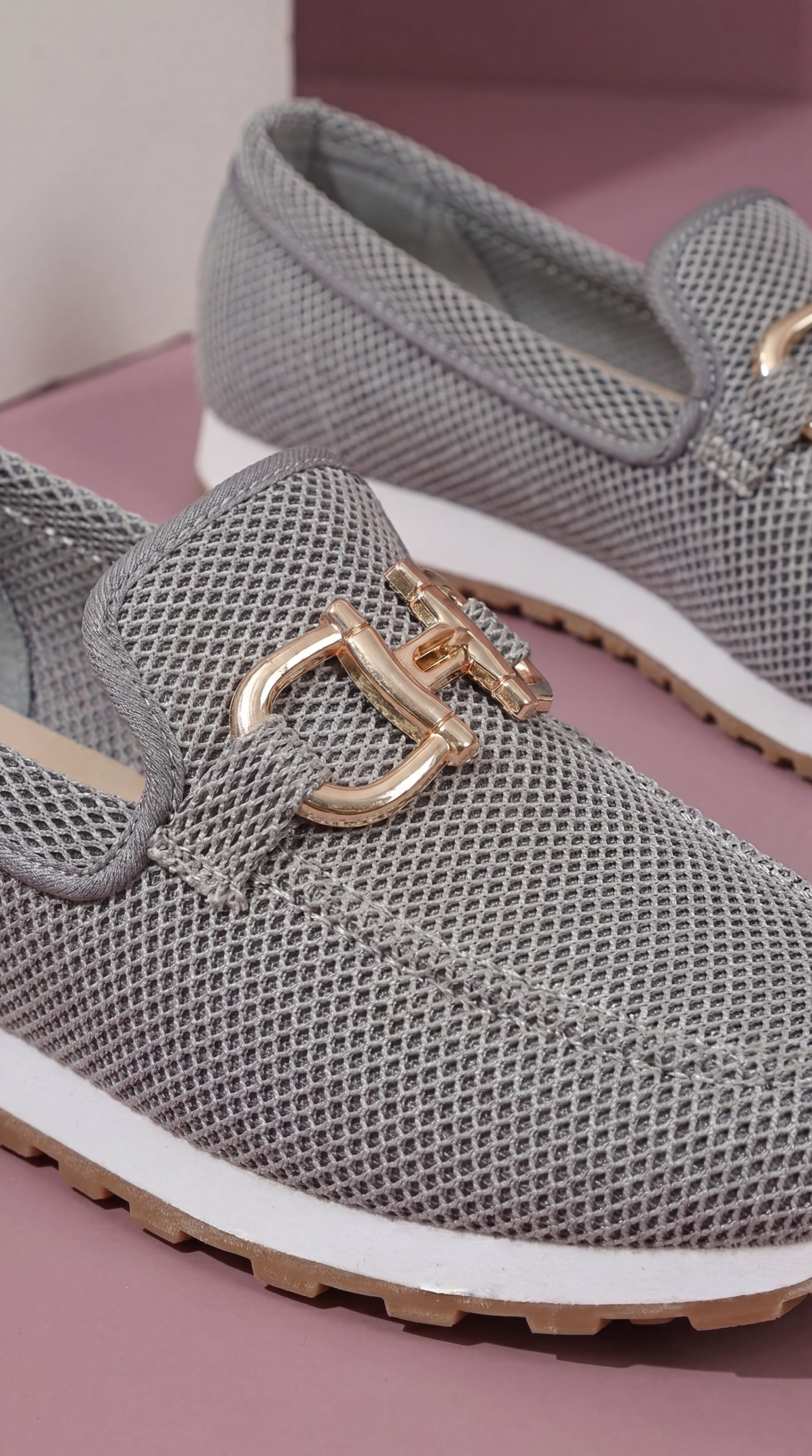 Casa Montiel / Mocasines Gris Perla con Detalle Dorado